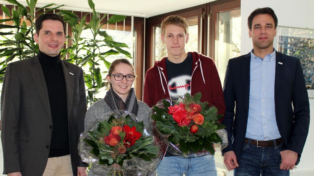 Bürgermeister Christian Pospischil (links) und Stefan Lütticke (rechts) von der Hansestadt Attendorn gratulierten den erfolgreichen Absolventen. von Hansestadt Attendorn