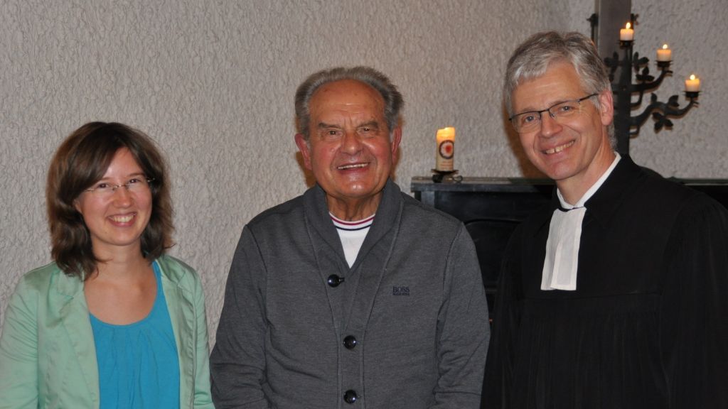 Pfarrer Schliebener (rechts) und Kreiskantorin Verena Forstbauer dankten Manfred Gogolla für seine 50-jährige musikalische Begleitung der Gottesdienste. von Karl-Hermann Ernst