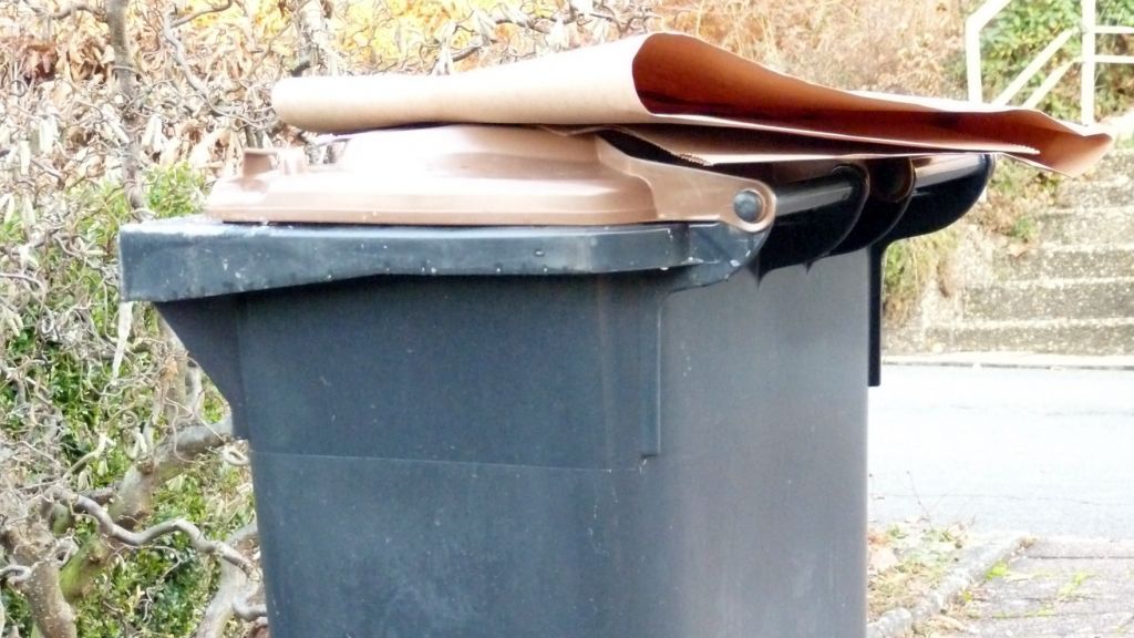 Im Winter haben viele Haushalte das Problem, dass der Biomüll einfriert. Die Stadt Lennestadt listet Tipps auf, die vor Frost der Müllbehälter schützen sollen. von Symbol Stadt Lennestadt