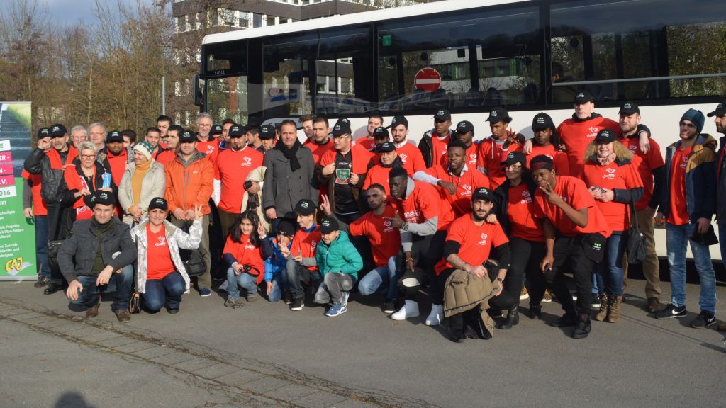 Flüchtlinge und ihre Betreuer vor Fahrtantritt zum Bundesligaspiel nach Köln. von privat