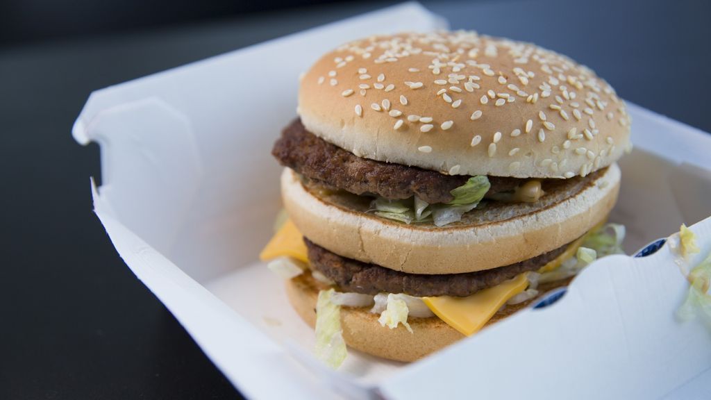 3,89 Euro kostet dieser Hamburger einer internationalen Fast-Food-Kette. 27 Minuten muss ein Beschäftigter in der Systemgastronomie derzeit arbeiten, um sich diesen Burger zu verdienen. Die Gewerkschaft NGG fordert jetzt ein Ende der Niedriglöhne bei McDonald’s, Burger King & Co. von NGG