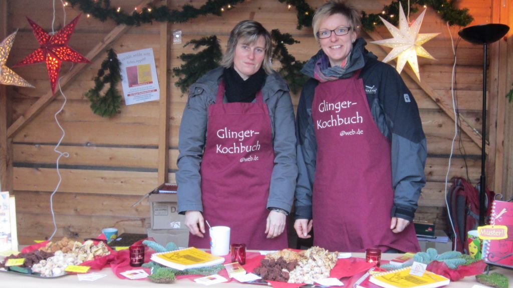 Karina Rademacher vom Glinger Kochbuchteam schickte auch ein Foto von einem Weihnachtsmarkt-Stand, wo das Team immer leckere Plätzchen anbietet. von privat