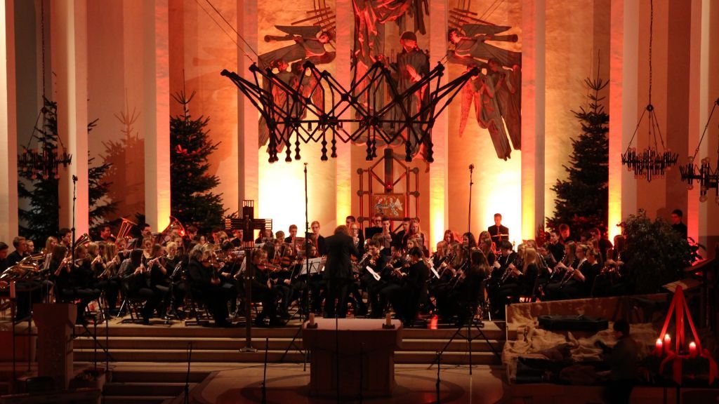Die Musiker der St.-Franziskus-Schule laden zum vorweihnachtlichen Konzert in die Olper St. Marien-Kirche ein. von privat
