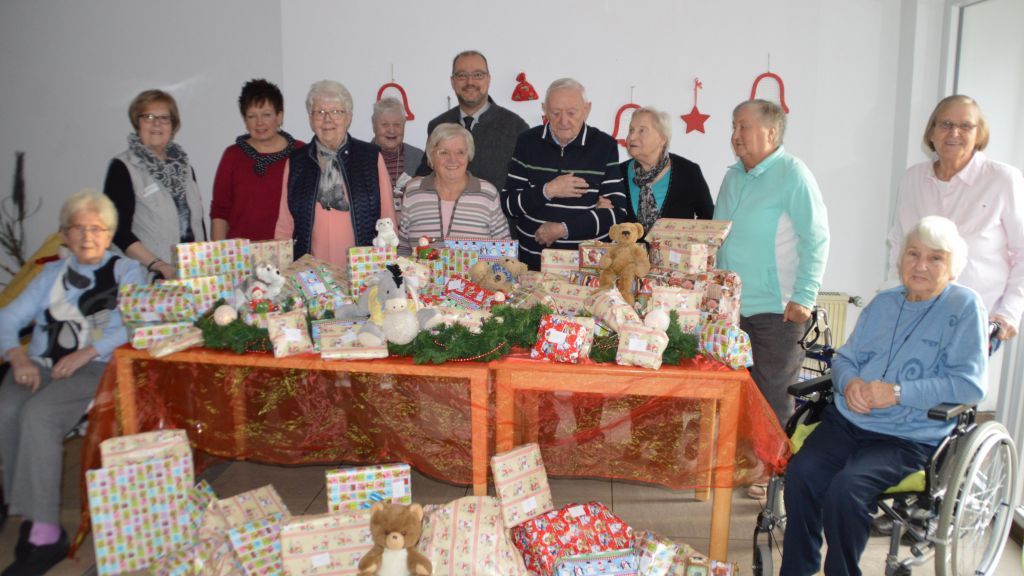 Bewohner des Seniorenhauses St. Liborius verpackten die Geschenke. von Barbara Sander-Graetz