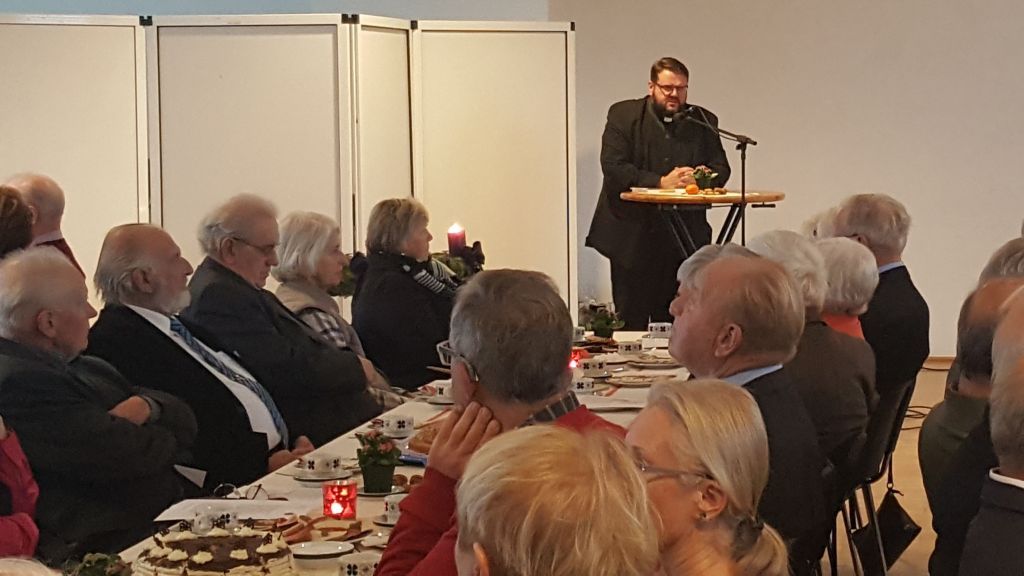 Pastor Markus Leber inmitten der Besucher des Adventsnachmittags. von s: privat