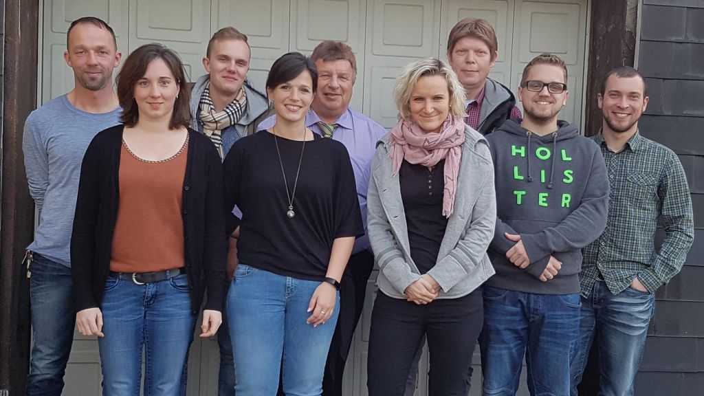 Anette Katzer, Simone Sauermann, Katharina Weiß und Marcel Seifert. Hinten von links nach rechts: Thomas Keseberg, Oliver Vossel, Jochen Sauermann, Axel Zappe und Peter Lütticke. von privat