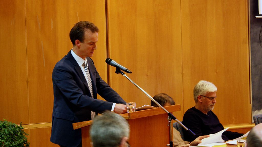 Wendens Bürgermeister Bernd Clemens (links) sprach sich deutlich dafür aus, die Eltern über eine Änderung der Schulform entscheiden zu lassen. von Stefan Krüger
