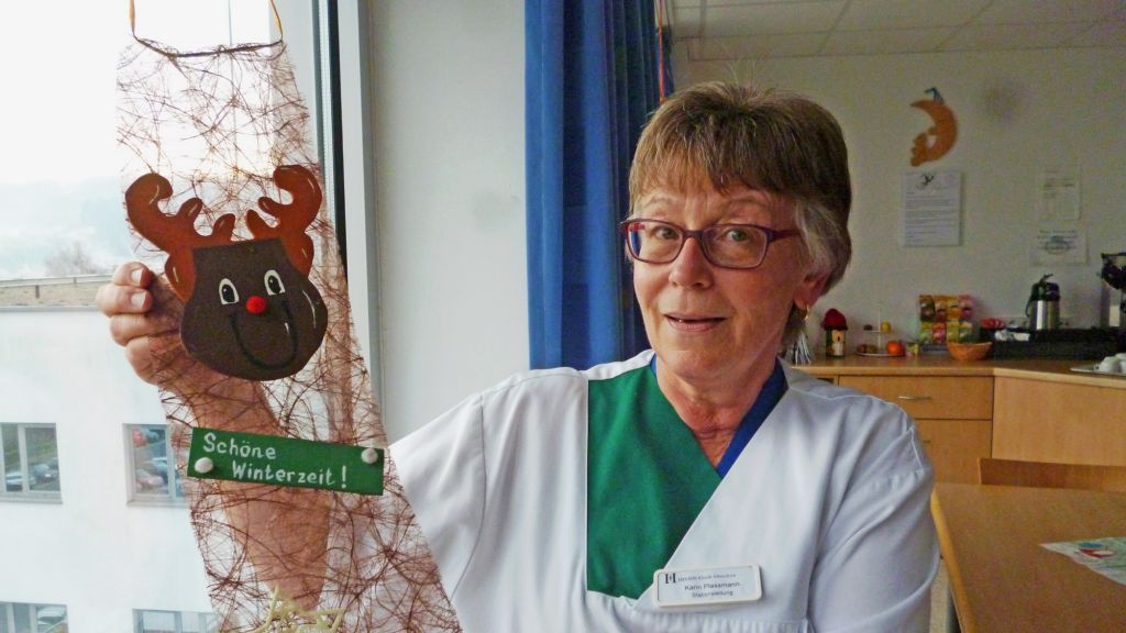 Karin Plaßmann, Leiterin der Wochenstation, freut sich über die weihnachtliche Dekoration der Lebenshilfe Wenden. von privat