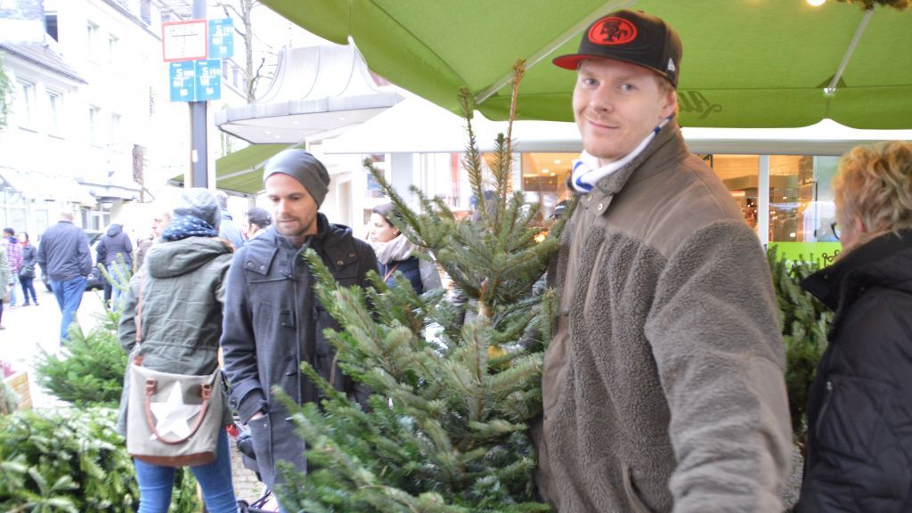 Zahlreiche Kunden fanden am Samstag "ihren" Weihnachtsbaum. von Barbara Sander-Graetz