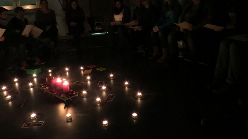 Bei Kerzenschein wurde gesungen und gebetet. von Rivius Gymnasium Attendorn