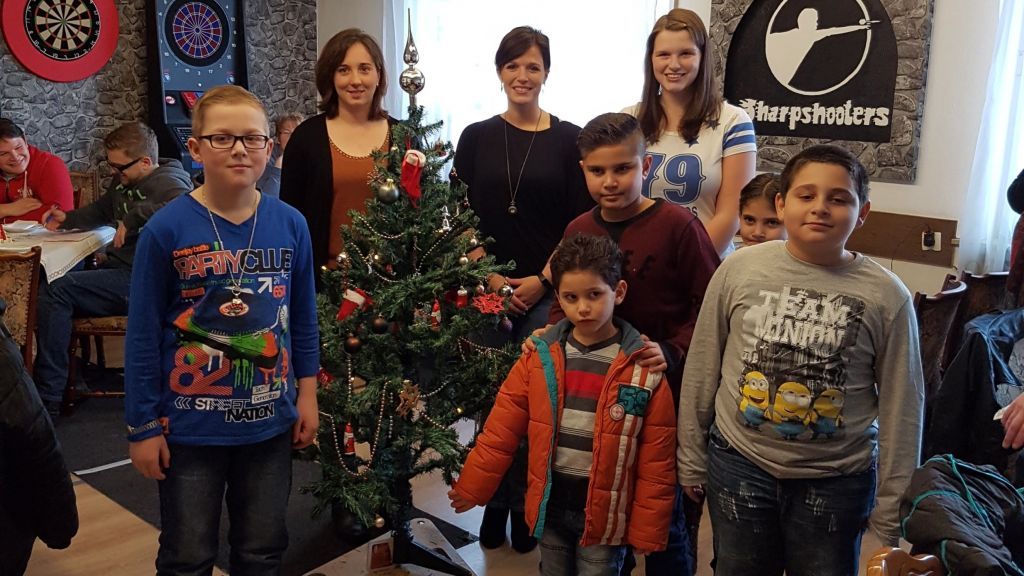 Zu Beginn schmückten die Kinder einen Weihnachtsbaum. von Verein zur Unterstützung von Familien, Senioren und Kindern