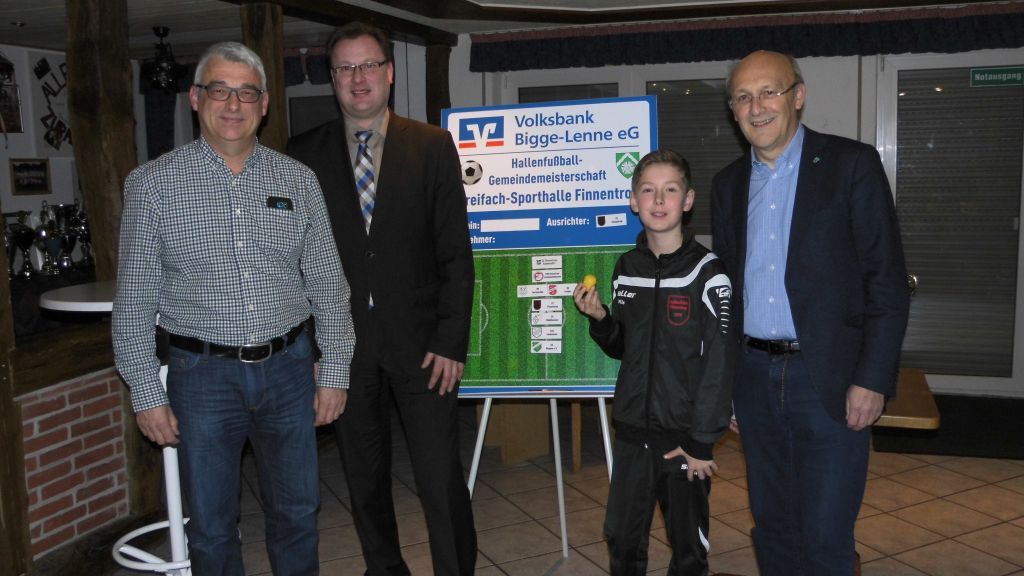 Herbert Schmidt-Holthöfer (Fachschaftsleiter Fußball), Egon Mester (Regionaldirektor der Volksbank Bigge Lenne), „Glücksfee“ Nils Müller (D-Jugend FC Finnentrop) und Bürgermeister Dietmar Heß (Schirmherr) (v.l.). von Gemeindesportverband Finnentrop