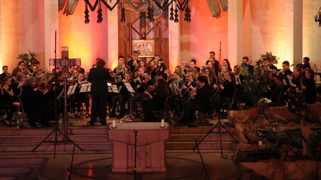Horst Sawitza stand zum letzten Mal dem Schulorchester vor beim vorweihnachtlichen Konzert der St.-Franziskus-Schule. von privat