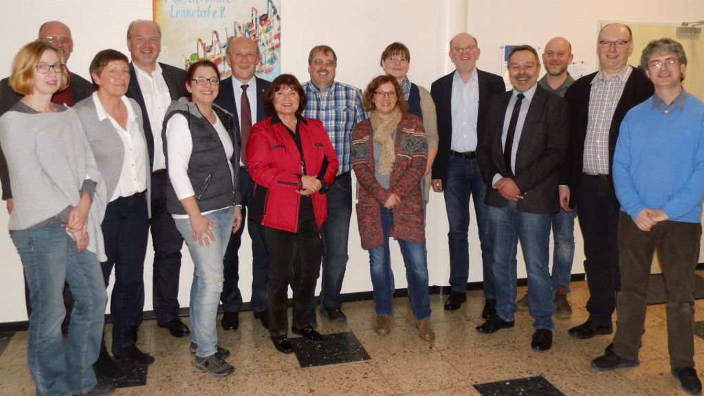 Freute sich über die Aufnahme in den Verein Musikschule Lennetal: Finnentrops Bürgermeister Dietmar Heß (hinten, 3. von links). von privat