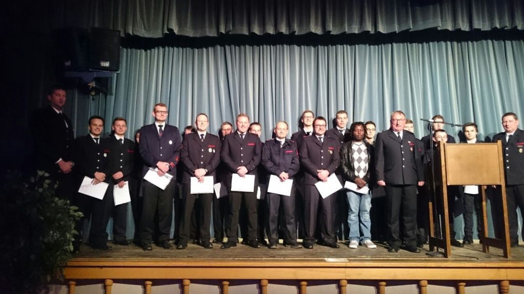 Die Feuerwehr konnte zahlreiche Mitglieder für ihre Verdienste auszeichnen. von Pressestelle Feuerwehr Kirchhundem