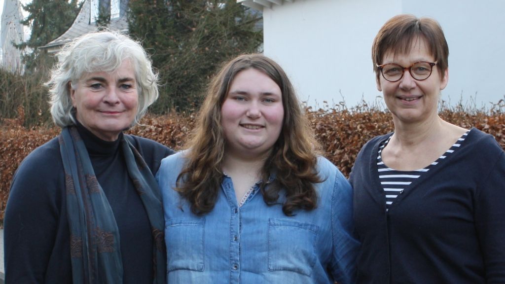 Auf dem Foto sind (von links) Bundestagsabgeordnete Petra Crone, Brittany Magnus und Gastmutter Dr. Almut Diefenbach zu sehen. von Stefan Krüger