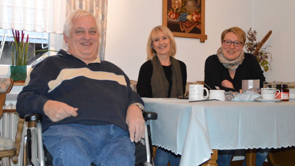 Helmut Pott im Kreis der Familie mit Schwester Cäcilia Koch und Schwägerin Sonja Pott (von links). von Barbara Sander-Graetz