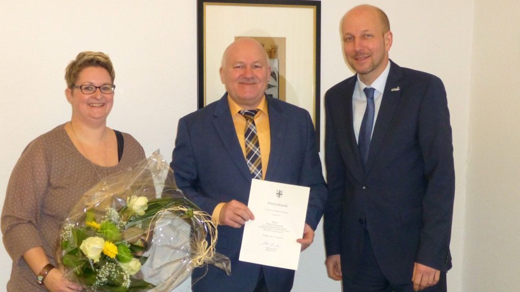 Bürgermeister Ulrich Berghof (rechts) und die Personalratsvorsitzende Melanie Hupertz gratulierten Jubilar Martin Tomasetti, der in sein 40. Dienstjahr bei der Stadt Drolshagen geht. von Stadt Drolshagen
