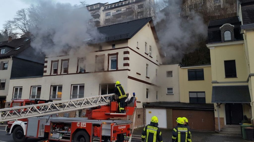 Zu einem Großeinsatz der Feuerwehr kam es am 23. Dezember beim Brand in einem Mehrfamilienhaus an der Bamenohler Straße in Finnentrop. von Barbara Sander-Graetz