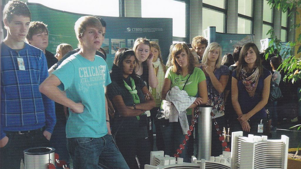 Das Titelbild von „Südsauerland“ zeigt Schüler des St.-Ursula-Gymnasiums Attendorn bei einer Studienfahrt nach Wien in der UNO-City im Jahr 2009. von Doris Kennemann