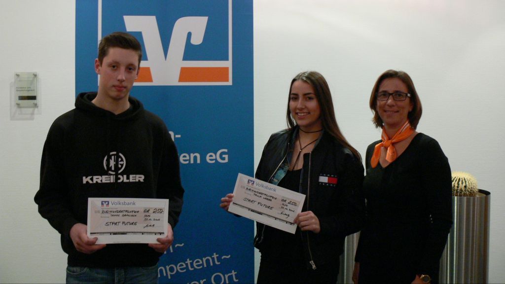 Marketingleiterin Silke Niederschlag (rechts) übergaben den Gewinnern einen symbolischen Scheck in Höhe von jeweils 250 Euro. von privat