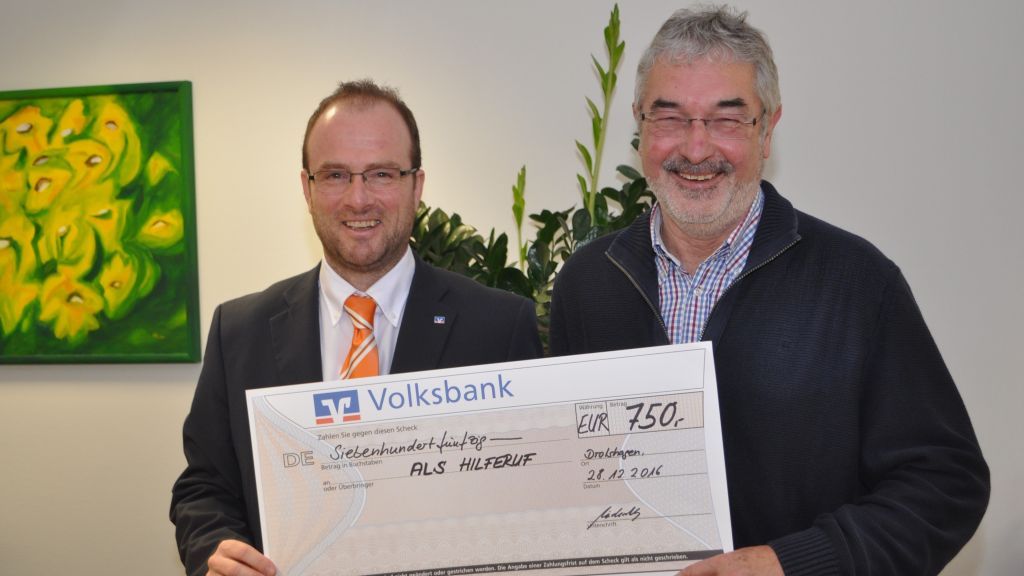 Regionalmarktleiter Peter Huckestein übergab den Spendenerlös an Claus Hahnl von ALS Hilferuf. von privat