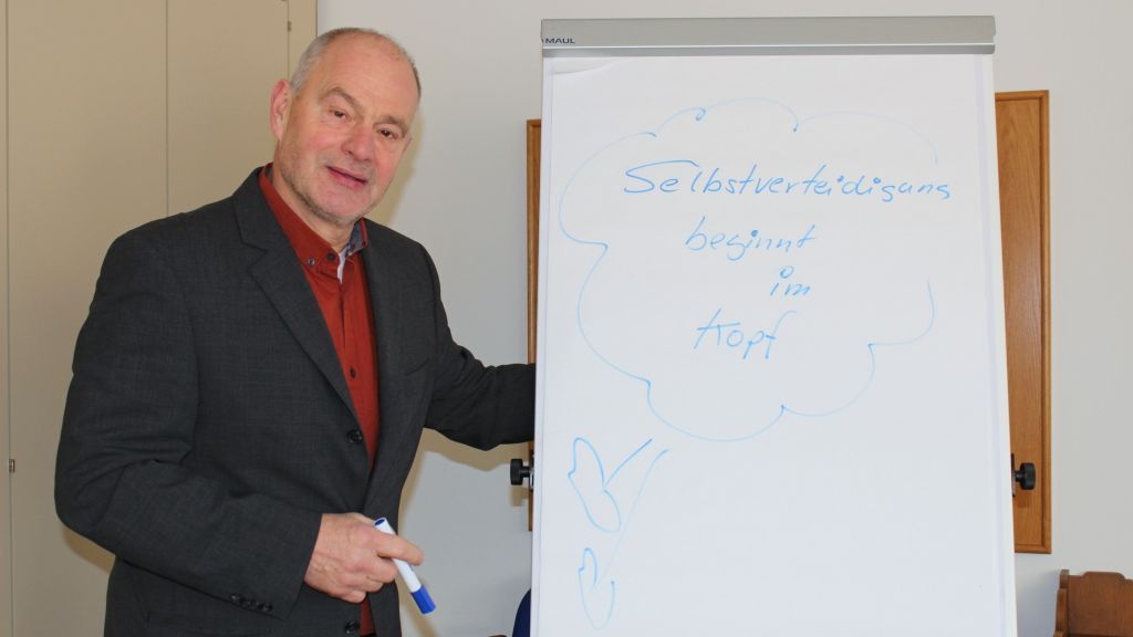 Wolfgang Selter leitet den Selbstbehauptungskurs für Mädchen von Hansestadt Attendorn