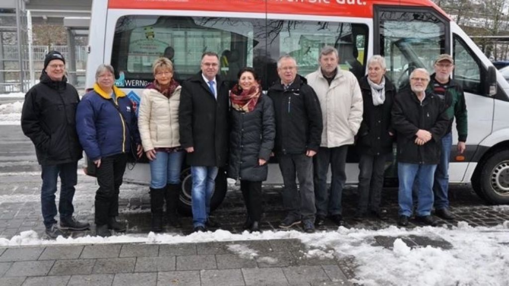 Nezahat Baradari (5.v.l.) und Wolfgang Langenohl (4.v.l.) haben jetzt dem Bürgerbusverein Kirchhundem einen Besuch abgestattet. von privat