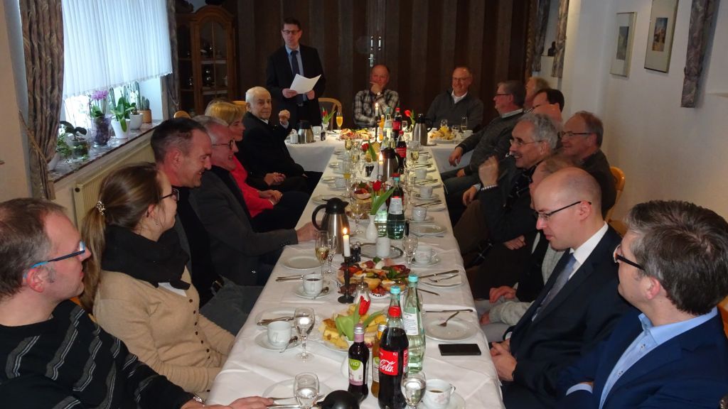Bernhard Schwermer (stehend) begrüßte die Mitglieder und Gäste zum Neujahrsempfang. von privat