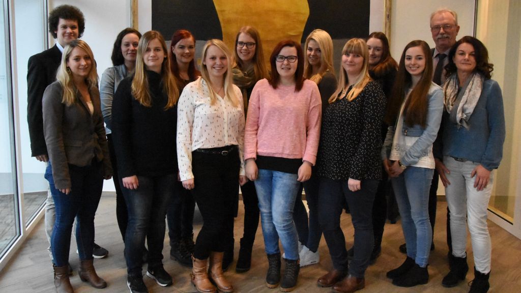 Hans-Gerd Mummel, Geschäftsführer der Kits gGmbH (rechts), begrüßte zehn junge Frauen, die ab 1. August als Erzieherinnen im Anerkennungsjahr in verschiedenen Einrichtungen eingesetzt werden. von privat