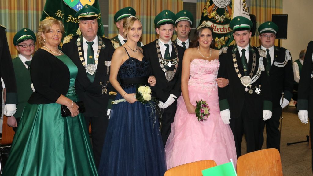 Die Majestäten: (von links) das Kaiserpaar Hiltrud und Gerd Schmidt, das Prinzenpaar Antonia Schmidt und Janik Bieker und das Königspaar Melissa Bock und Kai Albus. von privat