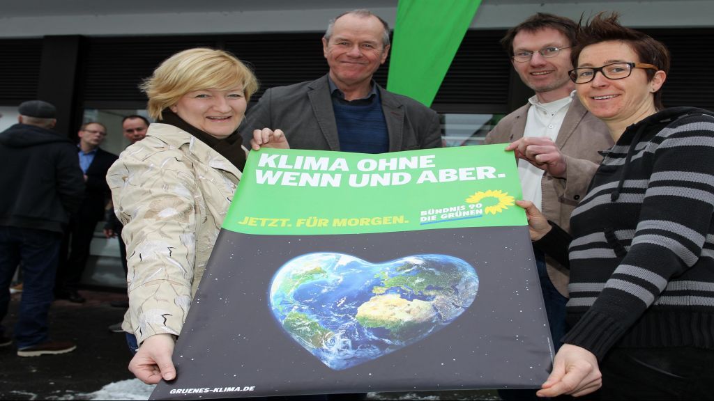 Die Grünen zeigen ein Plakat, auf dem für Klimaschutz geworben wird. Hinten rechts ist Gregor Kaiser zu sehen. von privat