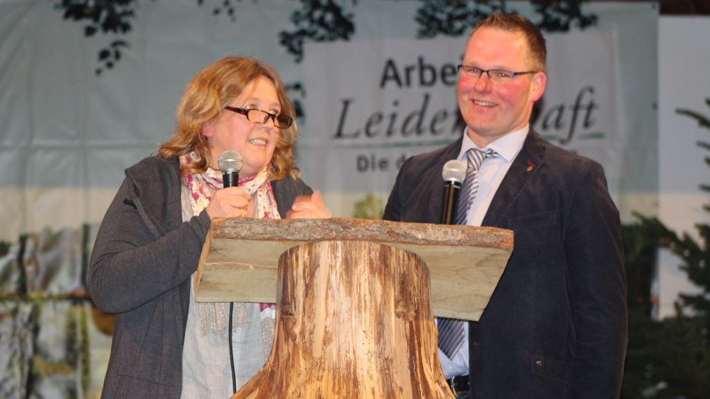 Das Foto zeigt Kreislandwirt Peter Steinhoff und Hildegard Hansmann-Machula beim Winterfest 2015. von Landwirtschaftlicher Kreisverband Olpe