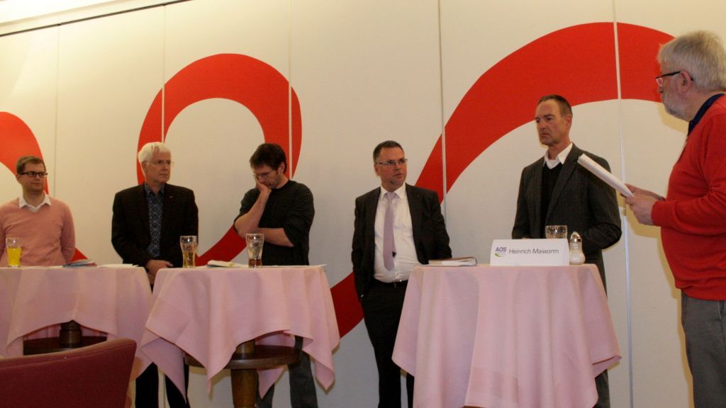 Die Landtagskandidaten - von links: Bastian Halbe (Piraten), Joachim Hoffmann (FDP), Dr. Gregor Kaiser (Grüne), Wolfgang Langenohl (SPD) und Jochen Ritter (CDU) - stellten sich den Fragen von Moderator Heinrich Maiworm. von Rüdiger Kahlke