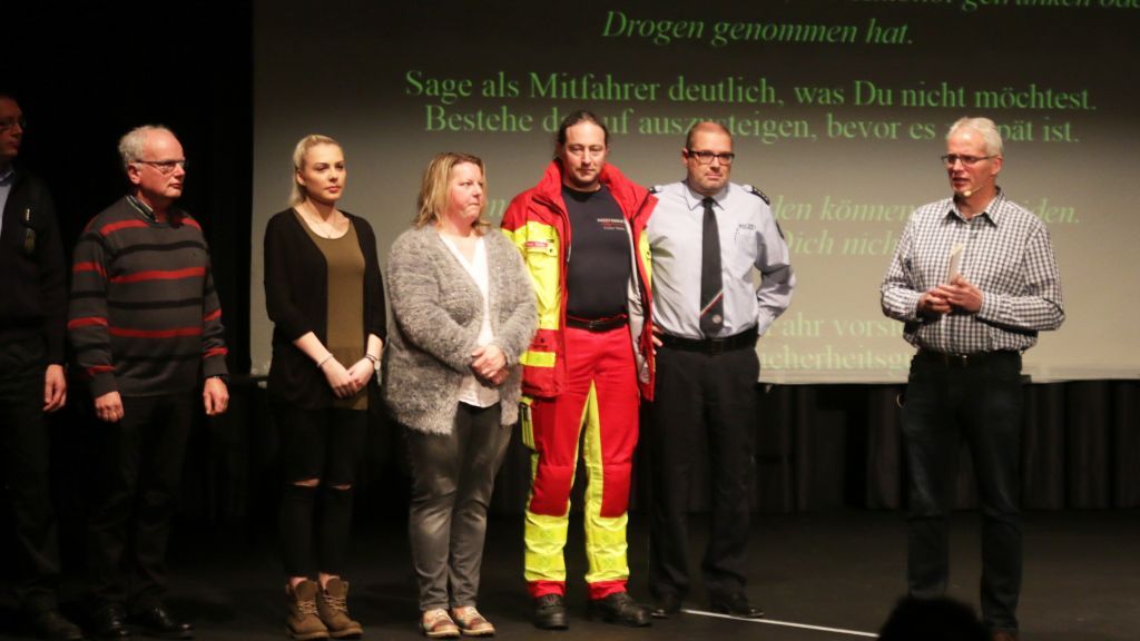 Rettungskräfte und Betroffene erzählten beim „Crash Kurs NRW“ in Meggen ihre Geschichten. von privat