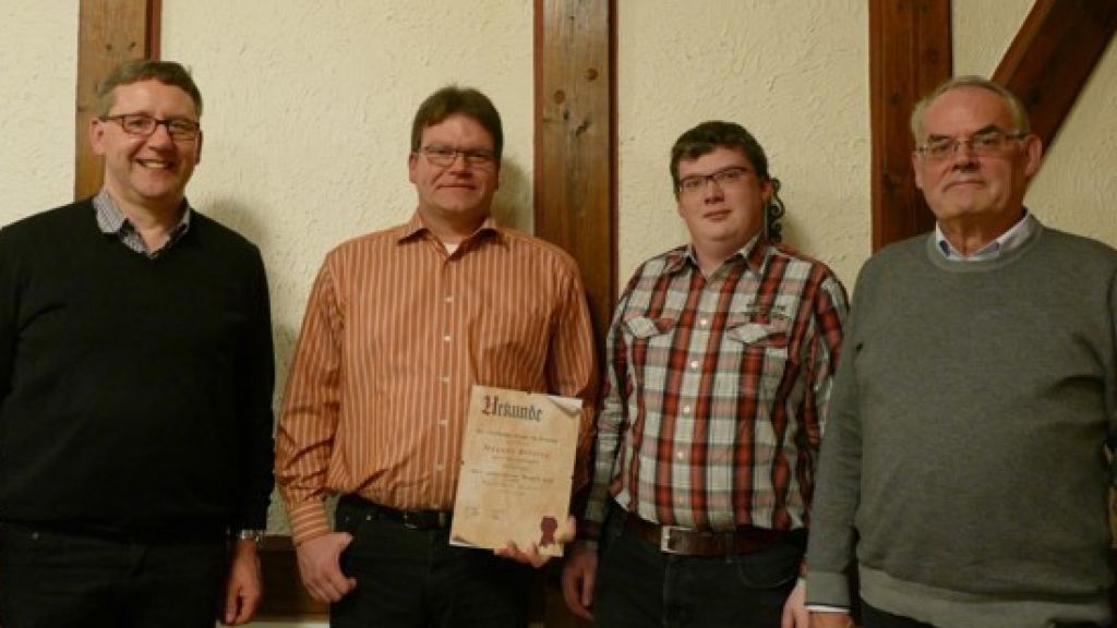 Jubilar Magnus Reising (links) mit den Mitglieder des
geschäftsführenden Vorstands, (von links) Christoph Rinke, Thomas Nieswandt und Günter Haase. von privat