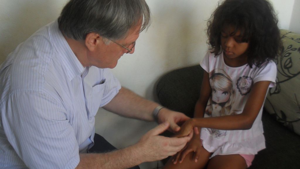 Manfred Göbel untersucht ein an Lepra erkranktes neunjähriges Mädchen. von privat