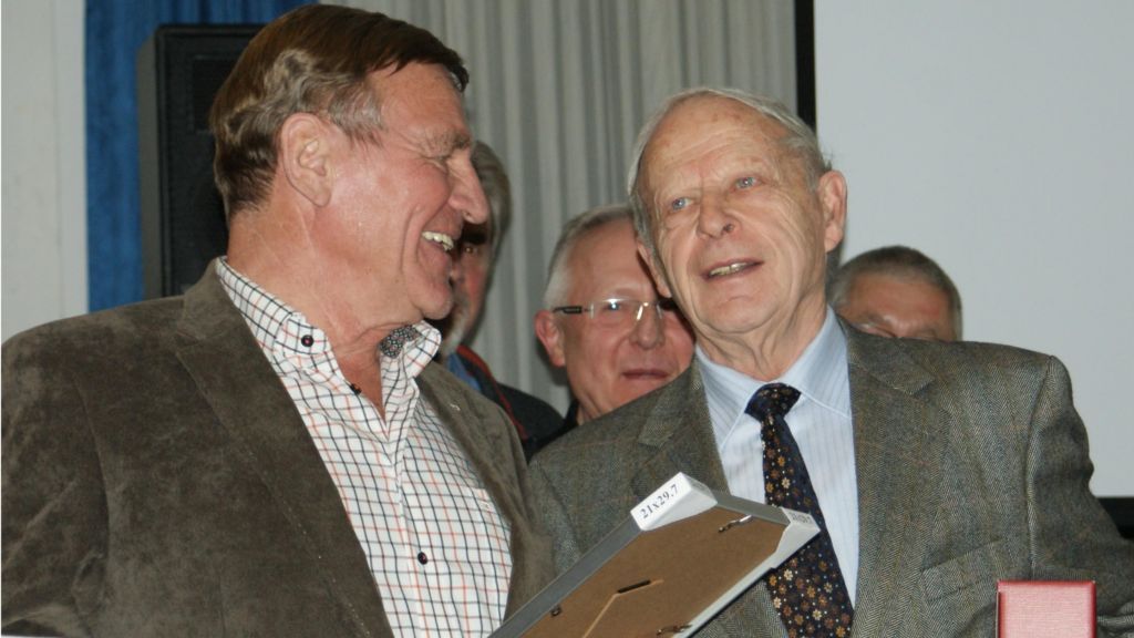 Jubilar Helmut Hengesbach (links) und Ehrenmitglied Helmut Adler (rechts) freuten sich über die Ehrungen. von privat