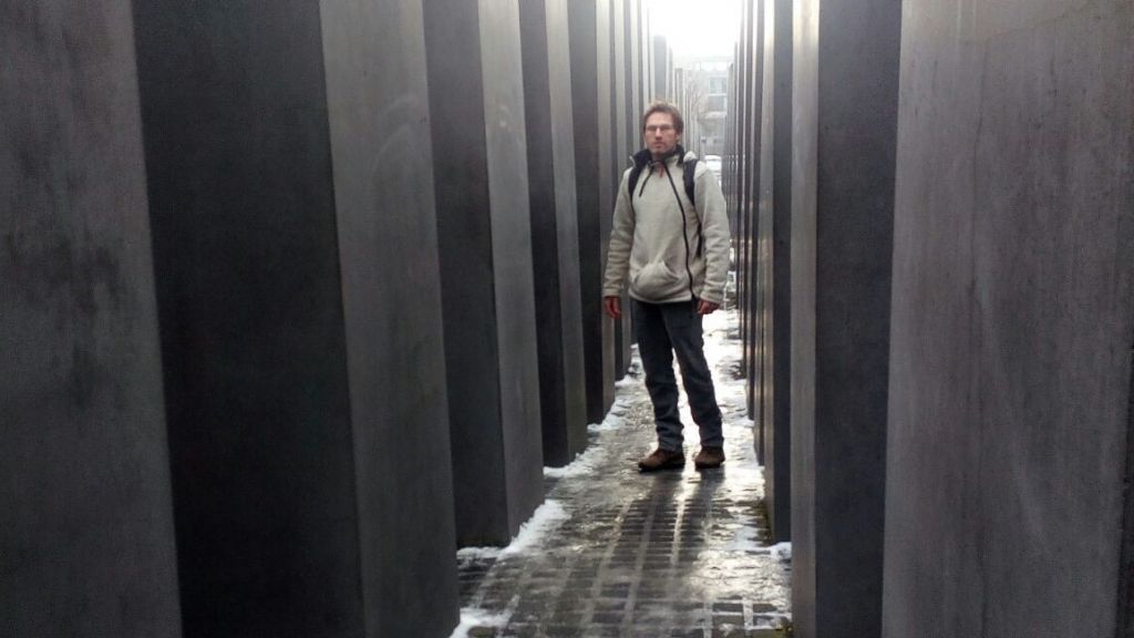 Dr. Gregor Kaiser von der AG „es TUT sich WAS“ am Holocaust-Mahnmal in Berlin. von privat