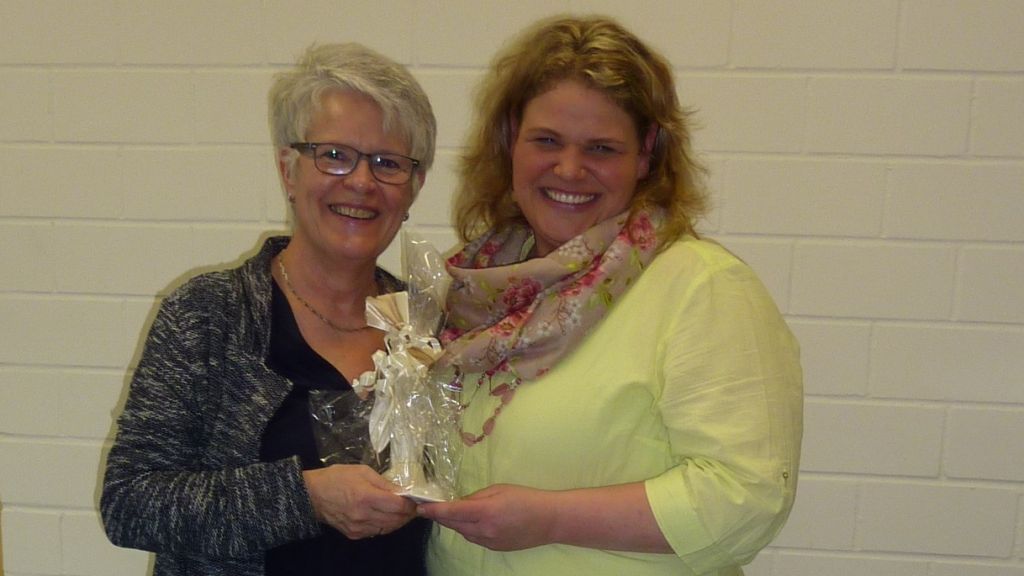 Edeltraud Wichtmann (l.) wurde nach zwölfjähriger Tätigkeit im Meggener St.-Bartholomäus-Kindergarten in den Ruhestand verabschiedet. Christina Voss (r.) hat die Leitung übernommen. von privat