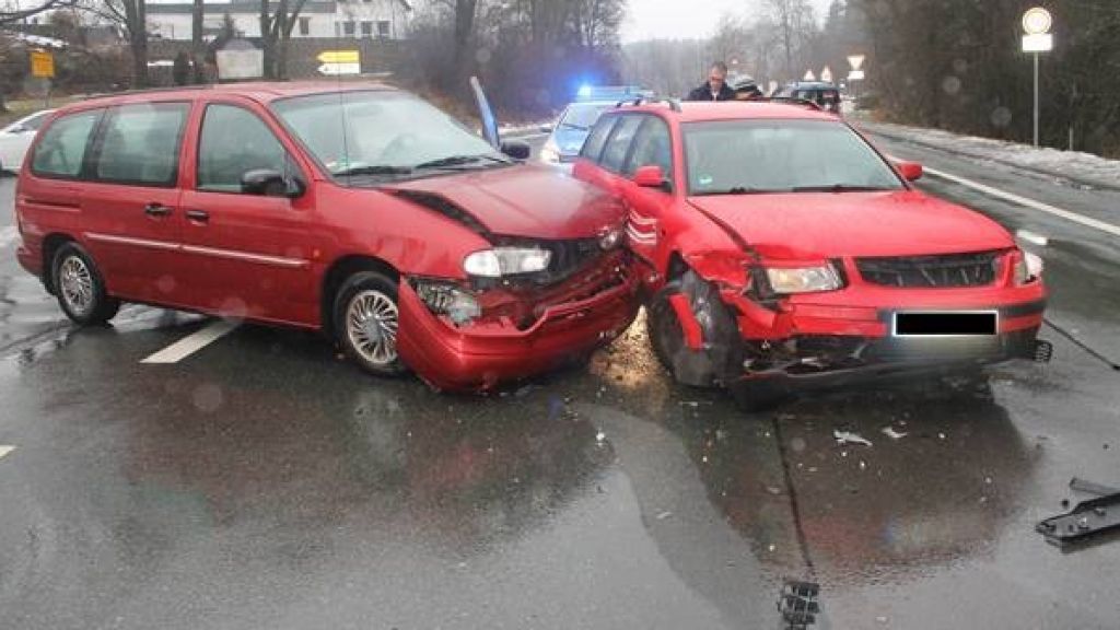 Bei einem Vorfahrtsverstoß in Petersburg verletzte sich die Unfallverursacherin leicht. Es entstand hoher Sachschaden. von Kreispolizeibehörde Olpe