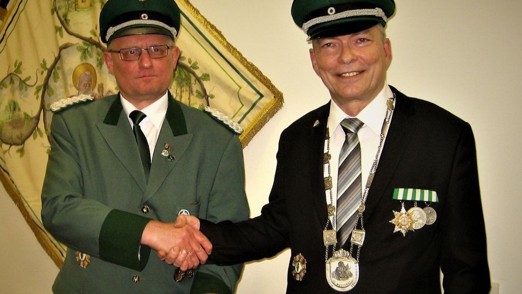 Dietmar Moess übergibt den Königsorden an Major Ralf Harnischmacher. von privat
