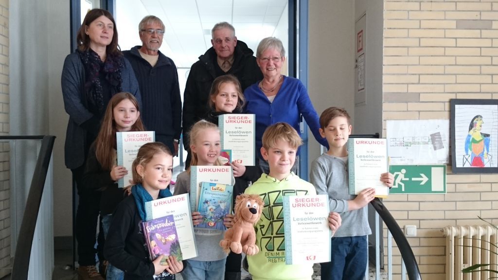 Die Jury und die Kinder des Vorlesewettbewerbs der Franziskus-Schule in Maumke. von privat