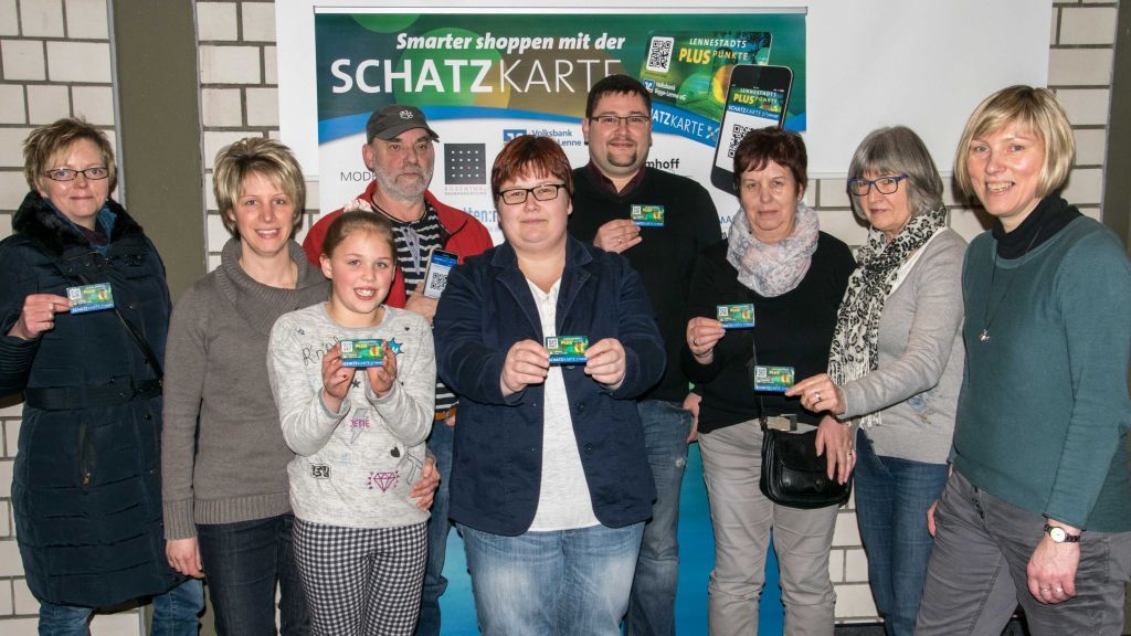 Die Gewinner des Winter-Schatzkarten-Gewinnspiels mit Stadtmarketingmitarbeiterin Simone Dröge (rechts). von Nils Dinkel