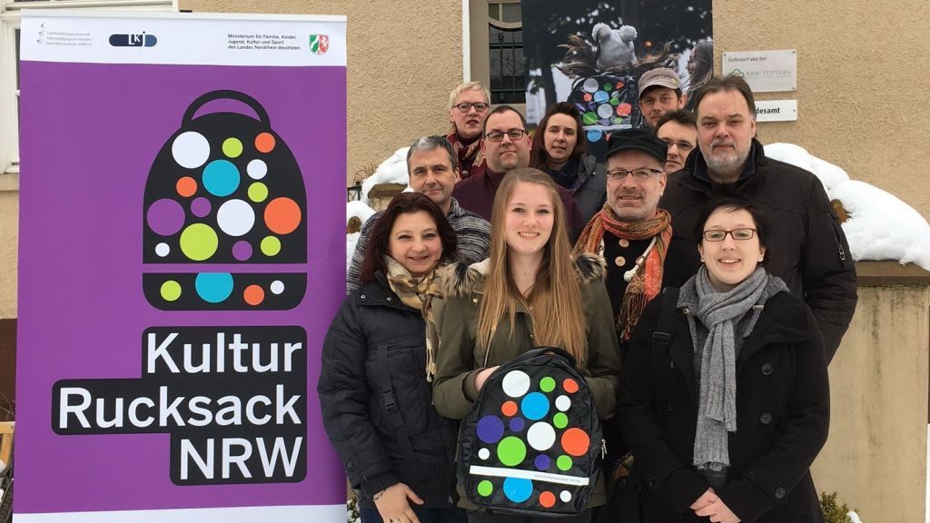 Mitarbeiter aus den Einrichtungen der Offenen Kinder- und Jugendarbeit trafen sich zum Start ins Kulturrucksackjahr 2017 im Kulturgut „Schrabbenhof“. von Kreis Olpe