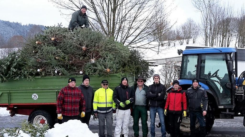 Kurze Verschnaufspause für ein Foto: Mitglieder des Tambourcorps Kirchhundem sammelten in Kirchhundem, Flape und Herrntrop die alten Weihnachtsbäume ein. von privat