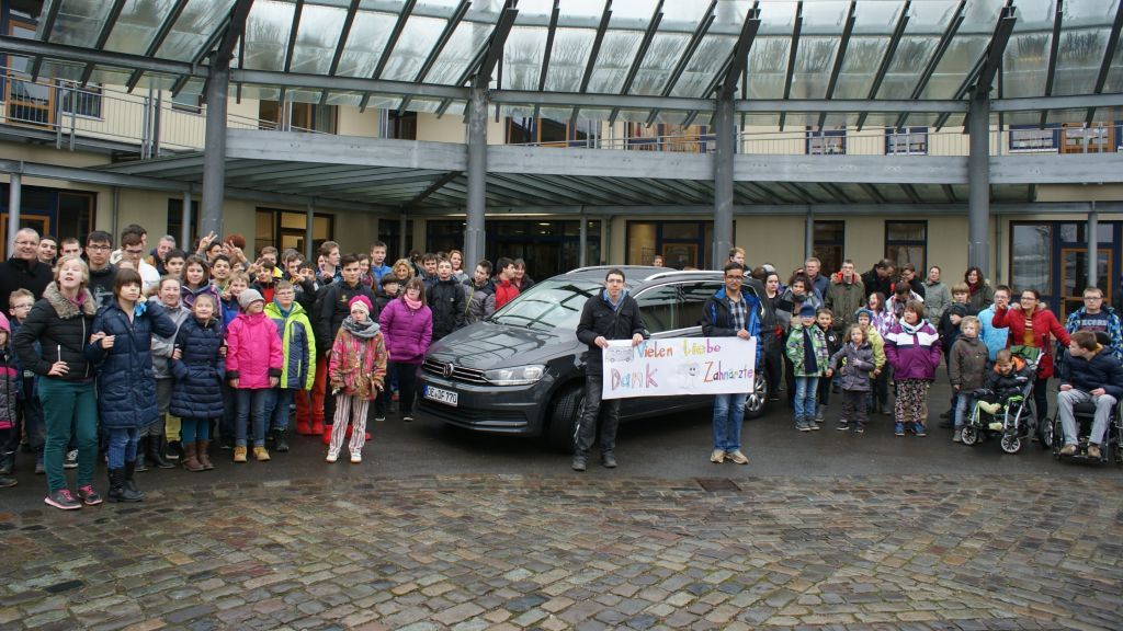 Die St.-Laurentius-Schule Attendorn hat ein neues Fahrzeug erhalten. von privat
