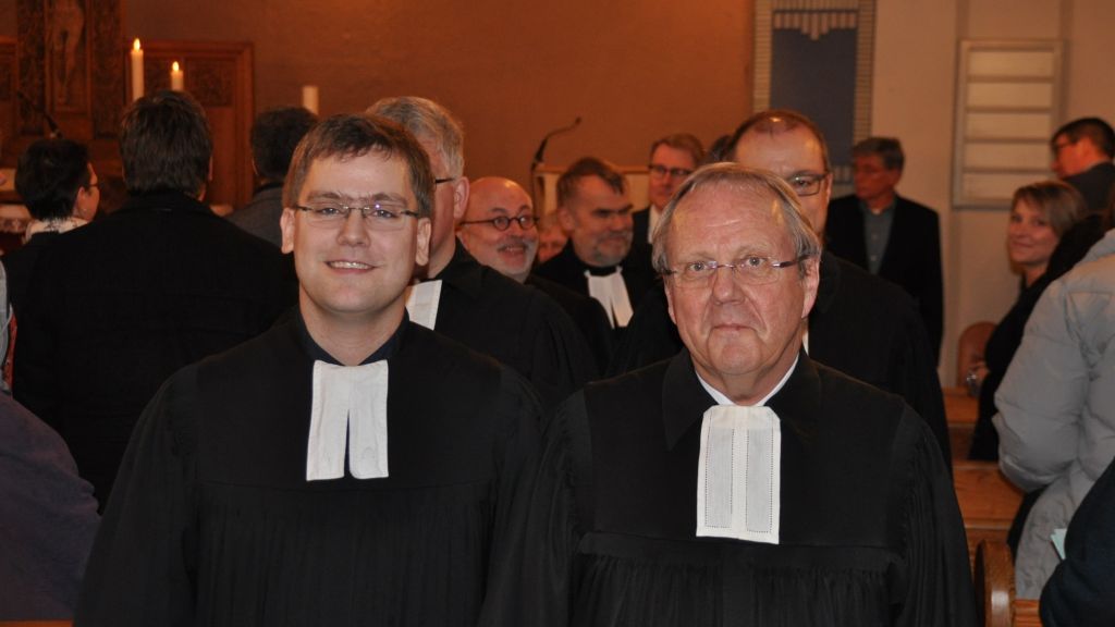 Pfarrer Oliver Johannes Bretschneider (links) wurde von dem Superintendenten des Kirchenkreises Lüdenscheid -Plettenberg Klaus Majoress ordiniert. von Karl-Hermann Ernst