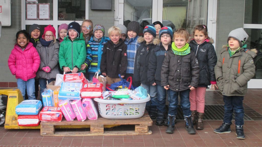 17 Vorschulkinder des KITS-Kindergartens St. Joseph in Bamenohl übergeben dem Warenkorb in Lenhausen Hygieneartikel für Babys und Kinder. von privat