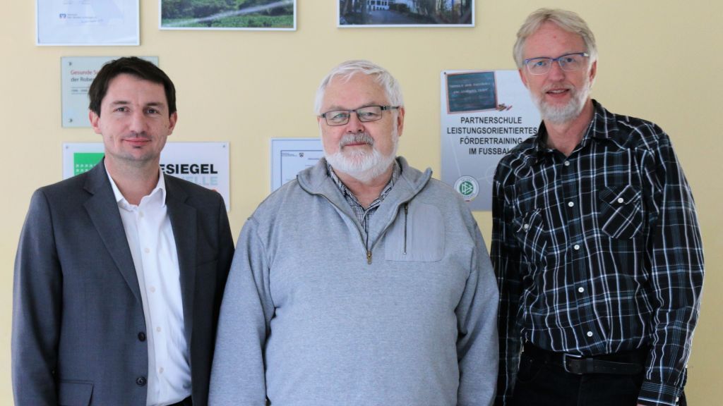 Schulleiter Holger Köster (links) verabschiedete Antonius Haase (mitte) und Dieter Krebsbach in den Ruhestand. von privat
